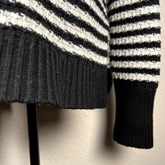 Gap Sz L Split Hem Turtleneck Sweater Merino Fine Wool Black & White Stripes - Picture 4 of 10